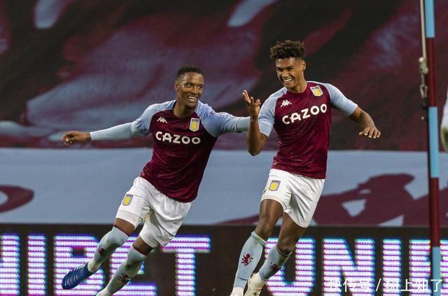 又上头了！克里斯被换下场 替补席摊手疯狂抱怨（又炸了！克里斯被换下后在替补席摊手狂抱怨）