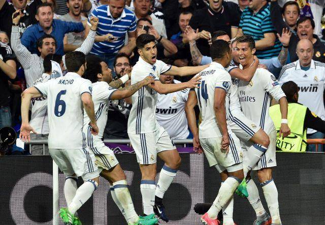 球员受伤倒地，全队围上去